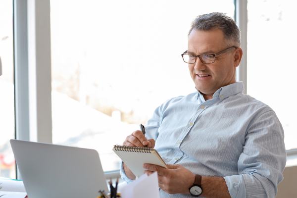 middle-aged man learns from virtual courses