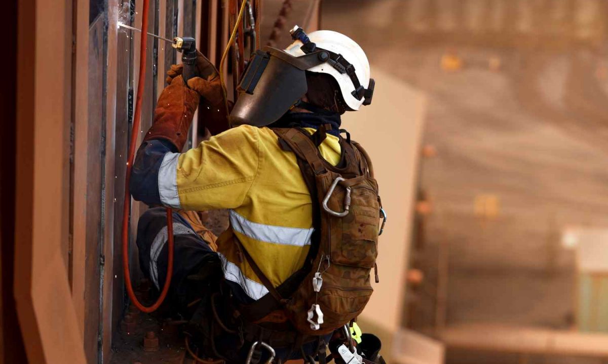 <h1>Working at Heights and Fall Awareness S­­afety Tips | OSHA Compliance</h1>